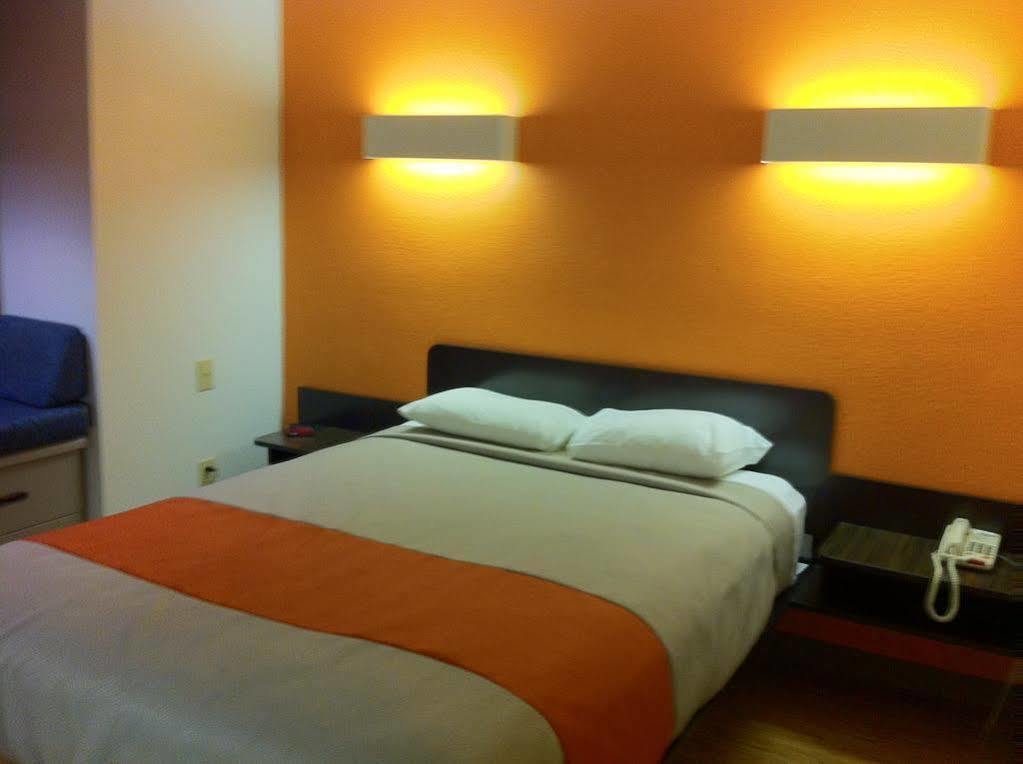 Motel 6 Indianapolis Carmel Экстерьер фото
