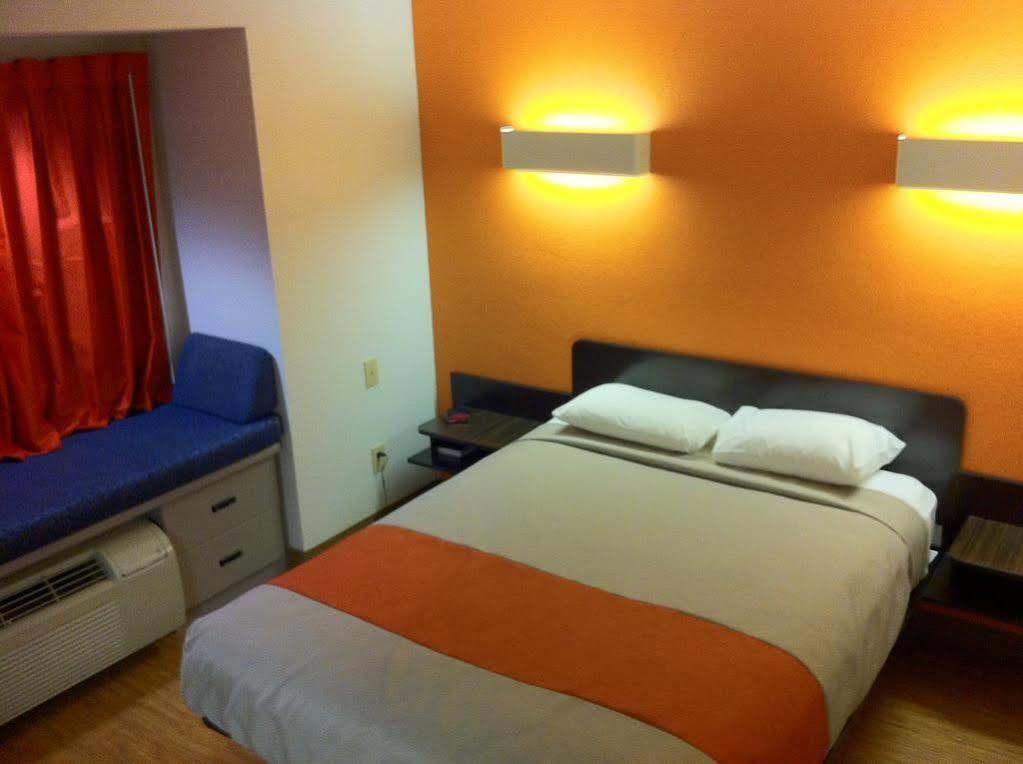 Motel 6 Indianapolis Carmel Экстерьер фото